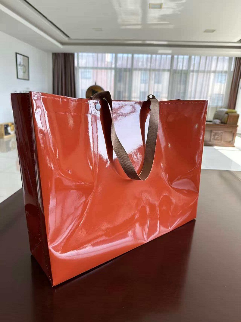 RGS PACKAGING:s nya glänsande PP- och PP-laminerade presentpåsar nu tillgängliga